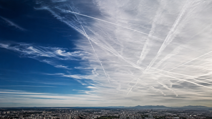 Hanno già colonizzato il cielo: scie anomale, cloud seeding e il diritto di sapere cosa respiriamo